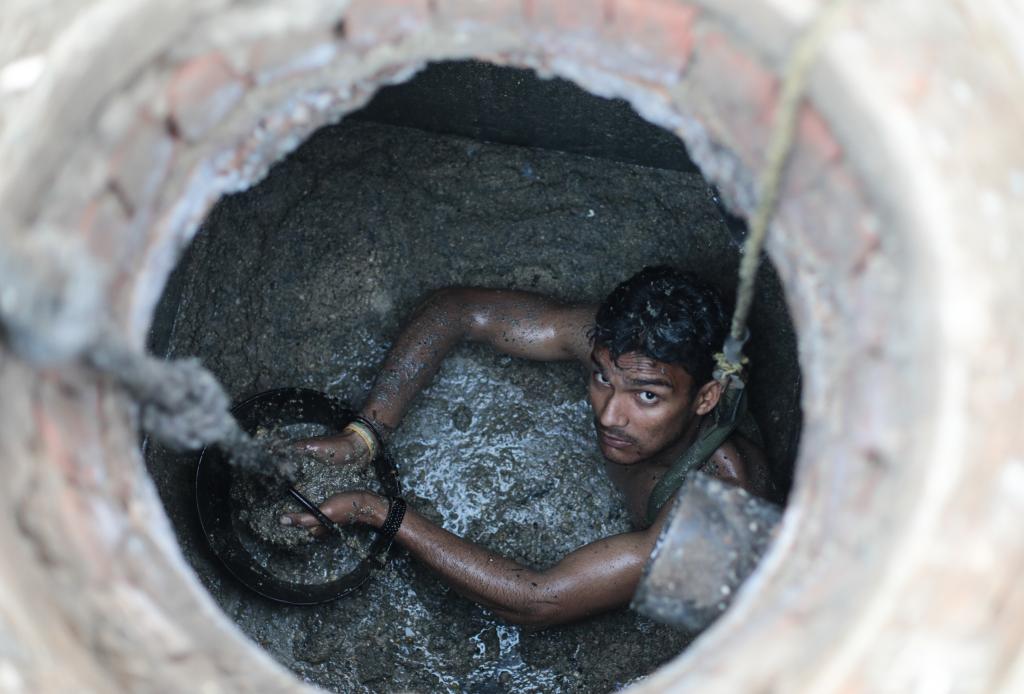 Supreme Court mandates the Centre to provide information regarding steps taken to end Manual Scavenging and outlaw dry latrines.